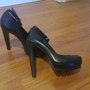 Pour La Victoire ankle strapped pump. Size 9.5